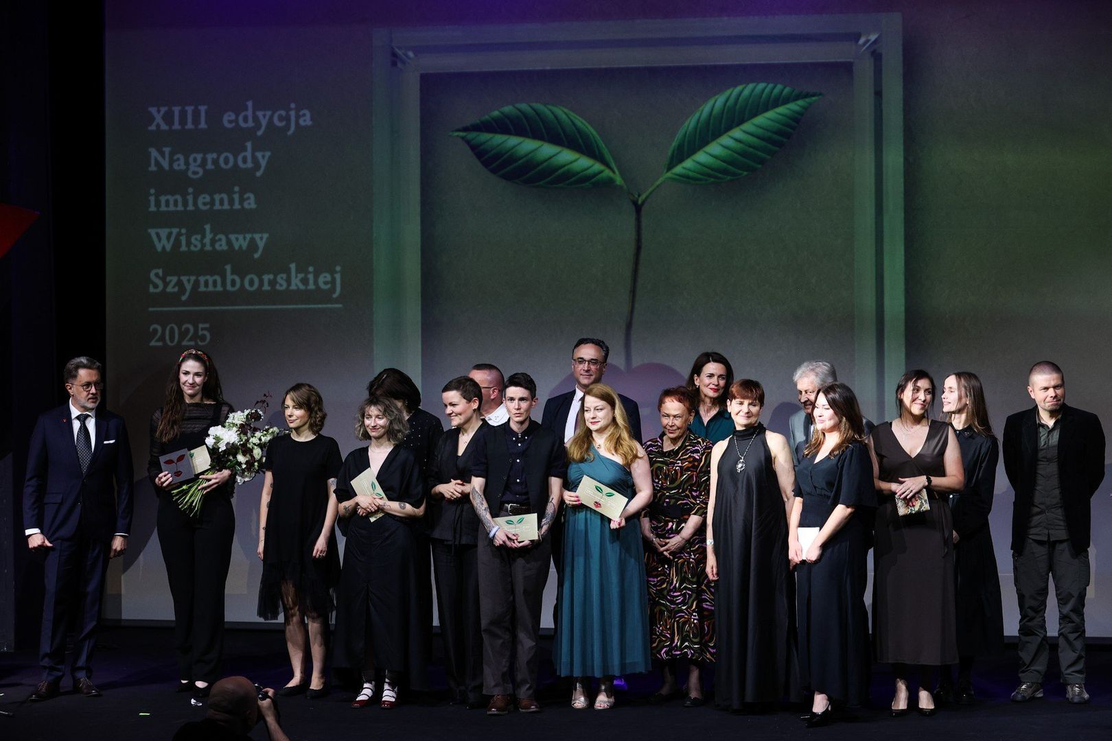 Tegoroczna Nagroda Wisławy Szymborskiej trafiła do rąk Antoniny Tosiek. Poetka odebrała statuetkę i czeka na 100 tys. zł. podczas gali w Teatrze Bagatela