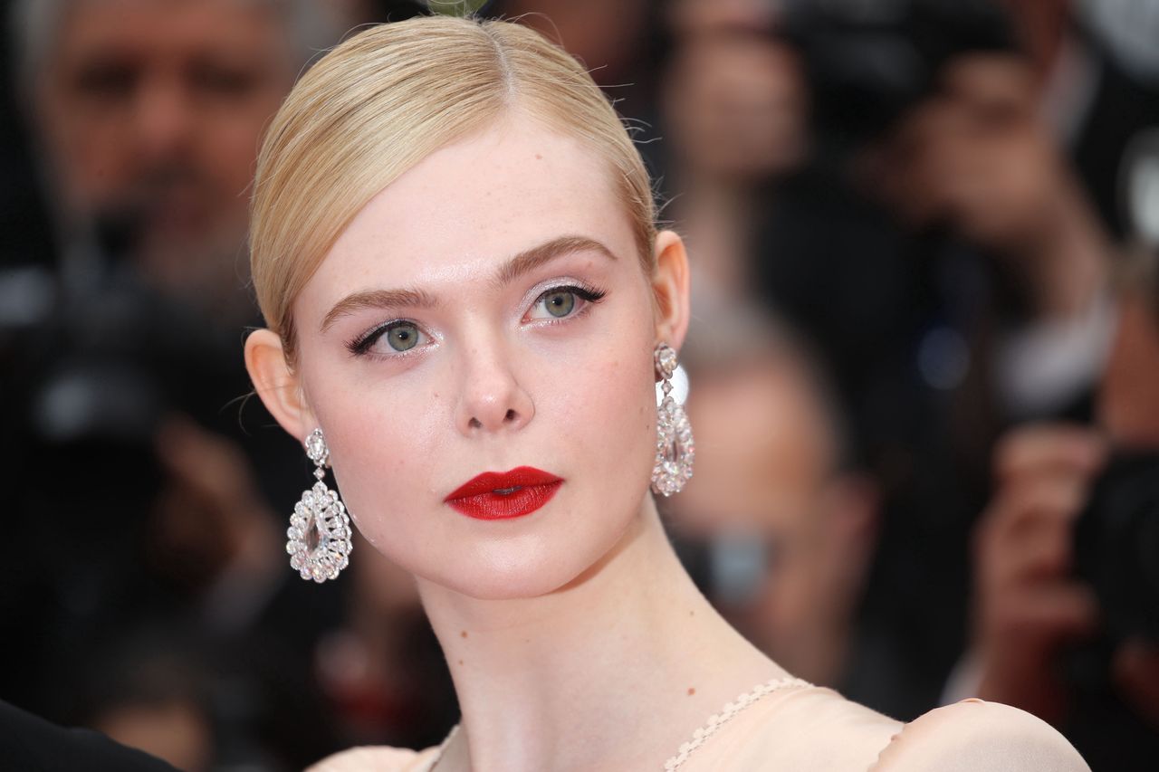 Elle Fanning choruje na egzemę. Pokazała, jak wygląda bez makijażu i zrobiła furorę