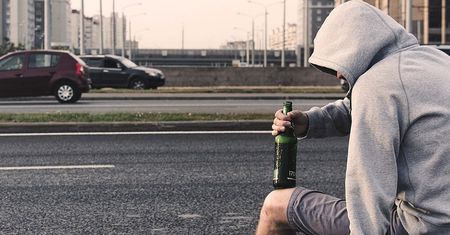 Bielsko-Biała. Byli poszukiwani. Wpadli, bo maseczka przeszkadzała im w konsumpcji