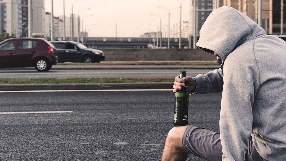 Śląskie. Maseczki przeszkadzały poszukiwanym w Częstochowie w piciu alkoholu w miejscu, gdzie jest to zabronione. 
