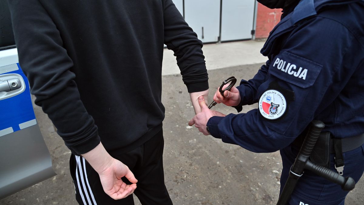 policja zdj�cia ilustracyjne
Szczecin, 18.02.2022. Policja - zdj�cia ilustracyjne. (mb/awol) PAP/Marcin Bielecki
Marcin Bielecki
doprowadzenie, kajdanki, kodeks karny, policja, policjant, prawo, przest�pca, zatrzymanie, ilustracja