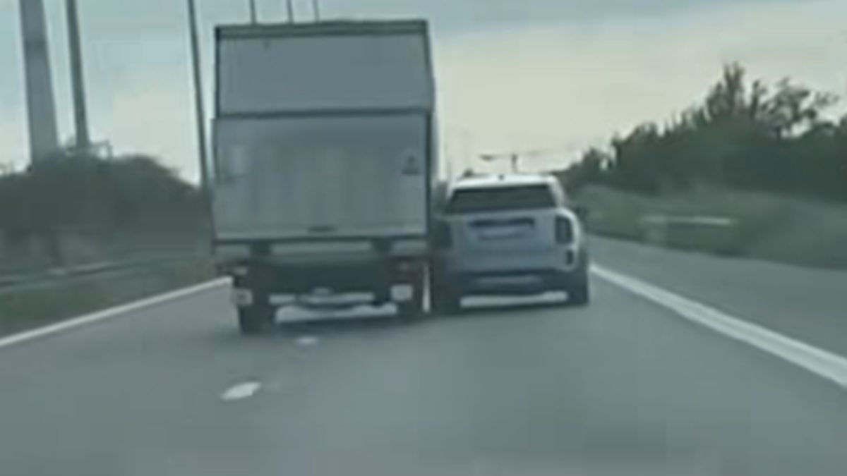 Kierowca polskiego vana uderzał w inne auta.