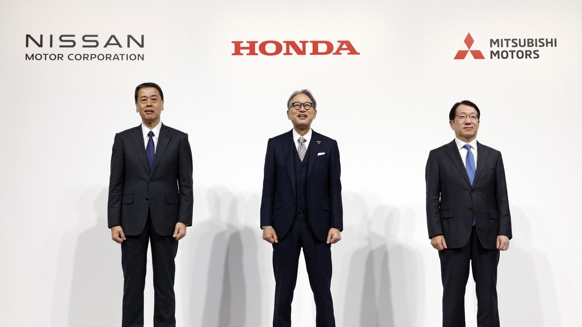 epaselect epa11790867 (L-R) Nissan Motor Co. President and CEO Makoto Uchida, Honda Motor Co. President Toshihiro Mibe, and Mitsubishi Motors Corp. President and CEO Takao Kato pose at the end of a joint press conference in Tokyo, Japan, 23 December 2024. Nissan, Honda, and Mitsubishi Motors have signed a memorandum of understanding (MOU) to explore Mitsubishi Motors? potential participation and synergy-sharing in the business integration outlined in a previous MOU between Nissan and Honda, which includes the establishment of a joint holding company. EPA/FRANCK ROBICHON Dostawca: PAP/EPA.
