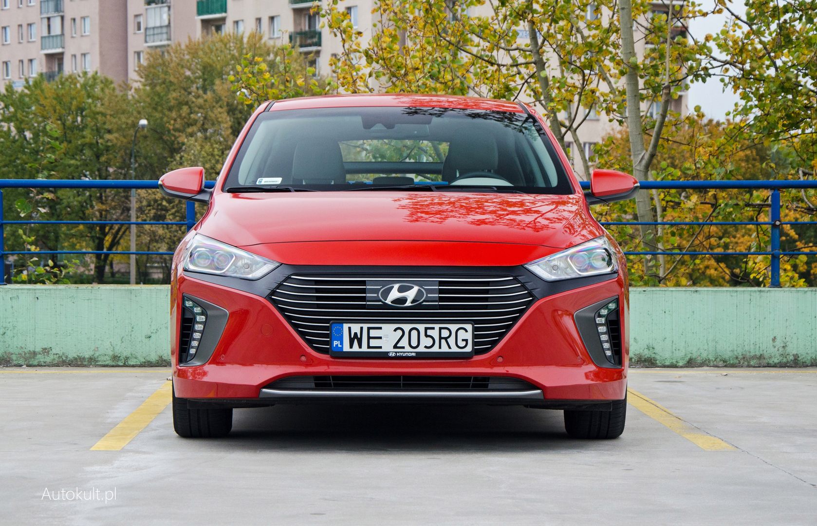 Hyundai Ioniq plug-in dobrze czuje się na polskich drogach. Ma odpowiednie wymiary do miasta, właściwy komfort resorowania i zachowuje się bezpiecznie.
