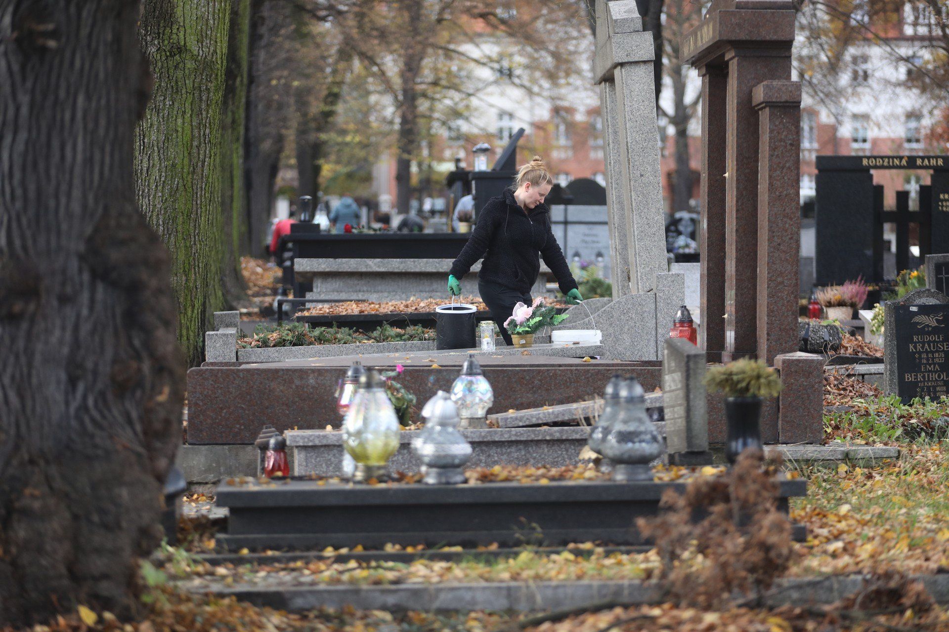 Wszystkich Świętych 2025: Mieszkańcy Katowic sprzątają groby