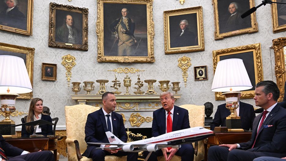 Waszyngton, USA, 03.09.2025. Prezydent RP Karol Nawrocki (C-L) i prezydent USA Donald Trump (C-P) na spotkaniu w Białym Domu w Waszyngtonie, 3 bm. Prezydent Nawrocki przebywa z wizytą w Stanach Zjednoczonych Ameryki. (aldg) PAP/Radek Pietruszka