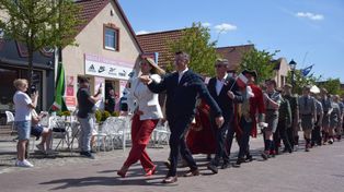 Łeba: Mieszkańcy zatańczyli poloneza na deptaku