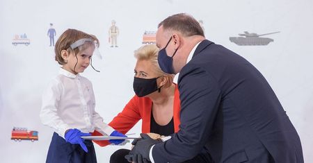 Agata Duda przyjęła dzieci poległych funkcjonariuszy. Całe spotkanie była w maseczce