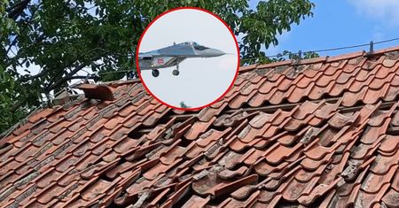 Myśliwiec uszkodził dachy. Wojsko się kaja i obiecuje naprawę
