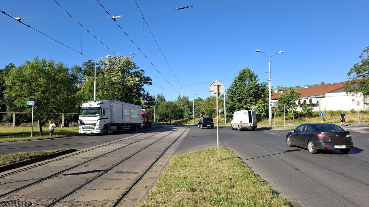 Ciężarówki parkują na jezdni, chociaż obowiązuje zakaz. Patowa sytuacja na Żelechowej