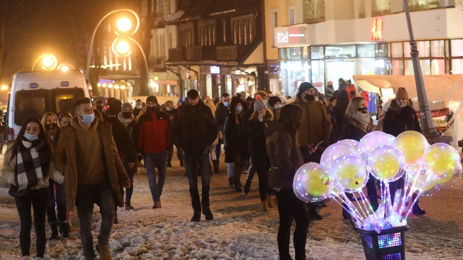 Zakopane. Tłumy turystów. Policja: "To była bardzo spokojna noc"