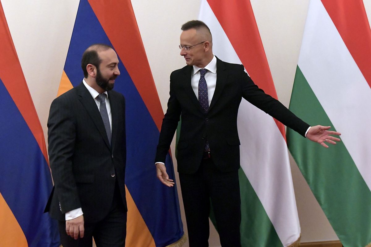 Szef węgierskiej dyplomacji (po prawej) znów zabiera głos ws. działań NATO