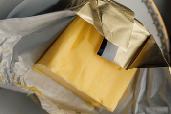 Gdzie wyrzucić papierek po maśle? Uwaga na częsty błąd