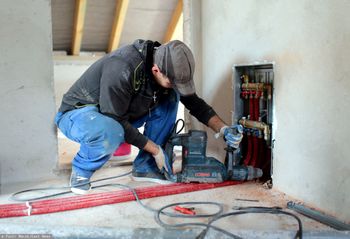 150 zł za dojazd do klienta. Dziennie ma pięć robót. Zarabia 15 tys. zł