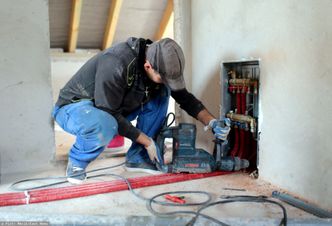 150 zł za dojazd do klienta. Dziennie ma pięć robót. Zarabia 15 tys. zł