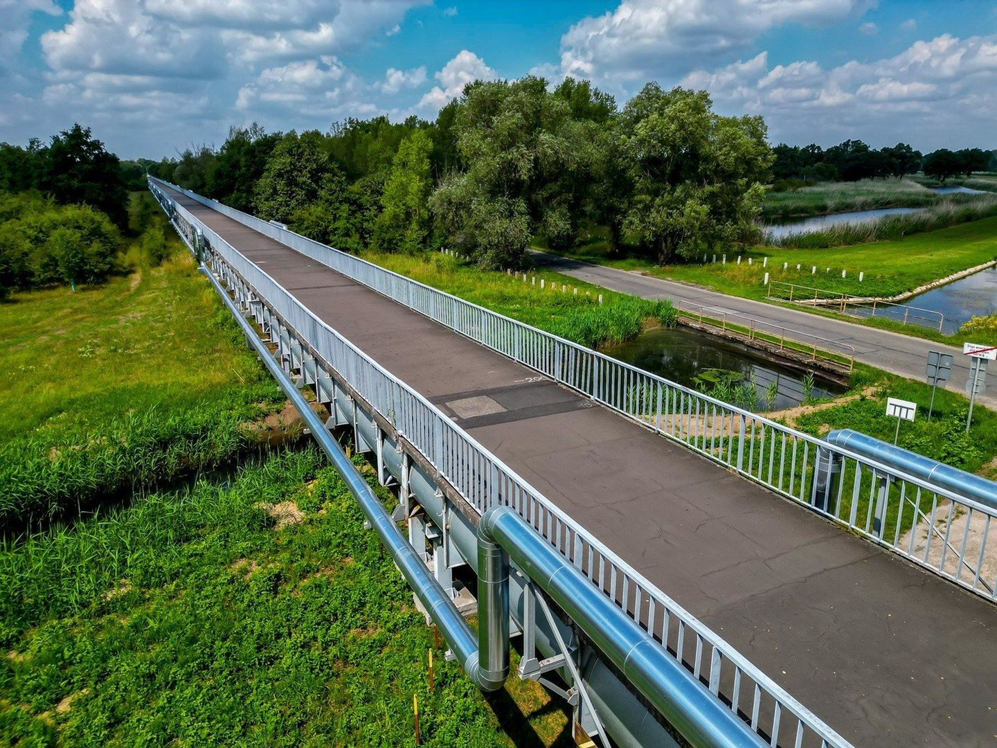 Lubicie długie spacery? Ten most wiosna i latem tonie w zieleni. Zobaczcie zdjęcia z drona &gt;&gt;