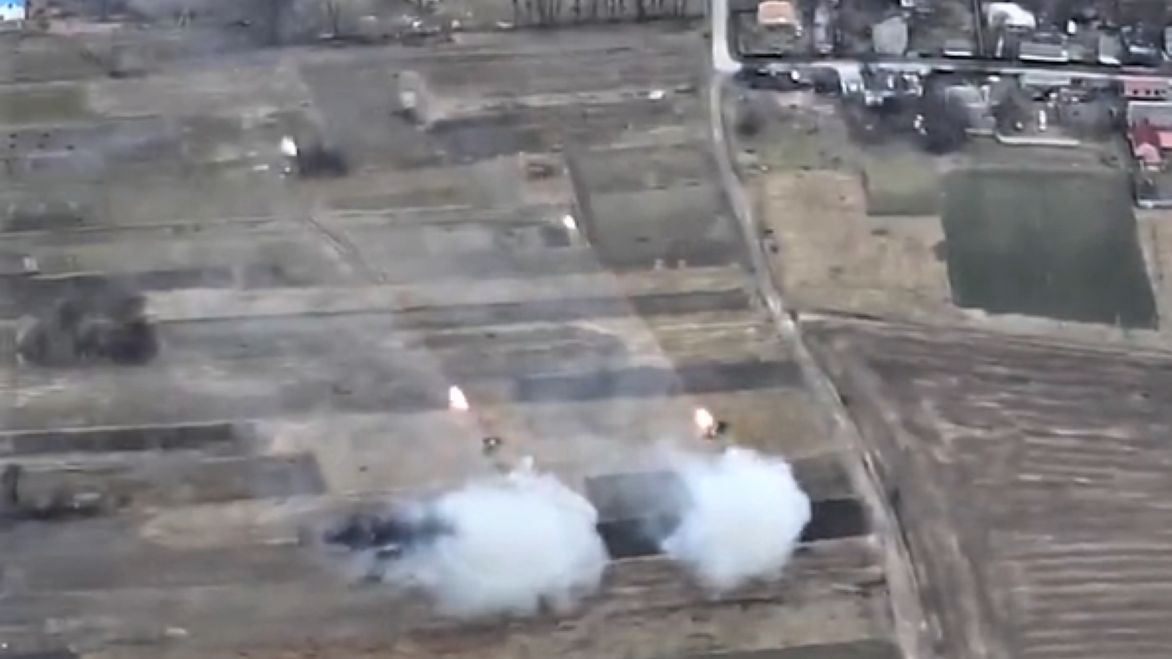 Rosjanie wystrzeliwują rakiety z wioski pod Kijowem 