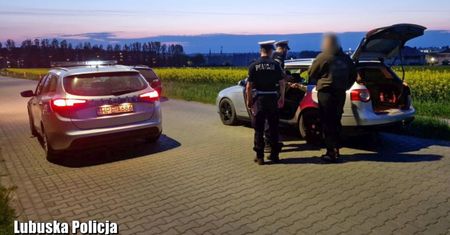 Policjant zajrzy do auta i zada pytanie. Nie znasz odpowiedzi – mandat