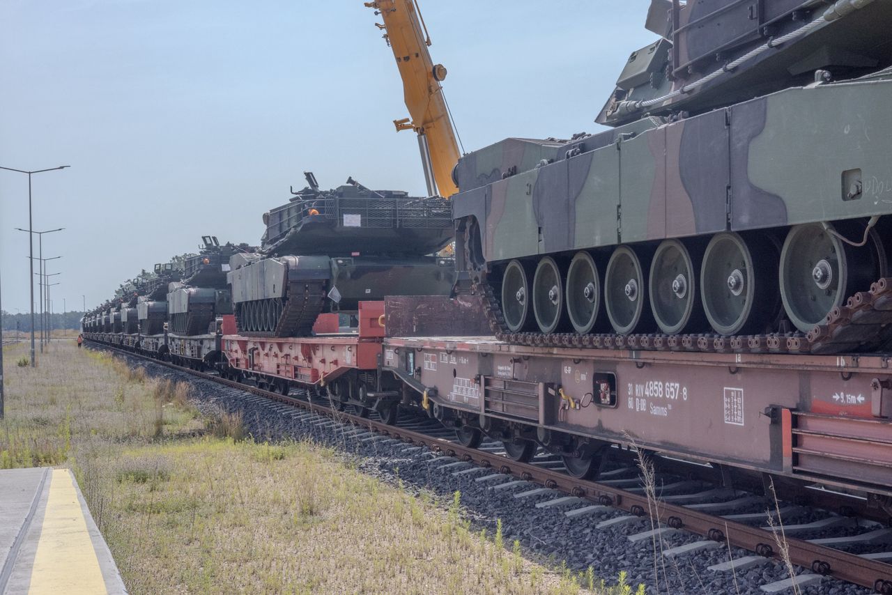 Pociąg pełen czołgów w Polsce. Widać je aż po horyzont