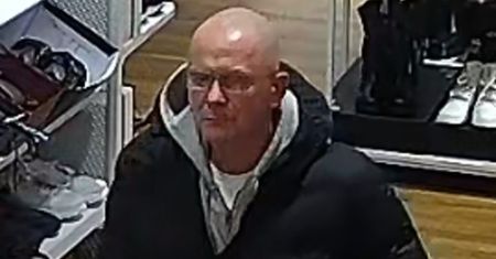 Policjanci z Poznania szukają tego mężczyzny. Okradł sklep