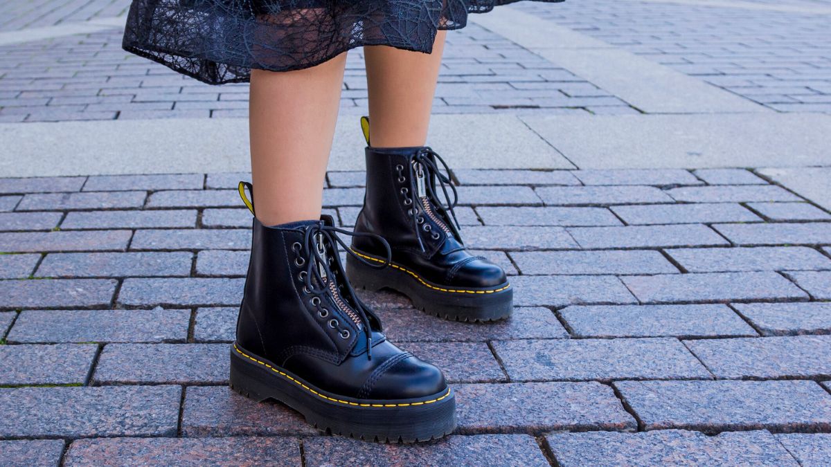 Kobieta w ciężkich butach