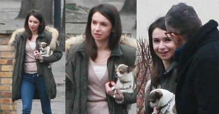 Uśmiechnięta Marta Kaczyńska z psem i kolegą (ZDJĘCIA)