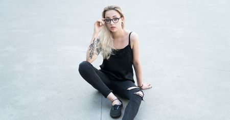 Jak pomóc modelce z pozowaniem podczas robienia portretów?