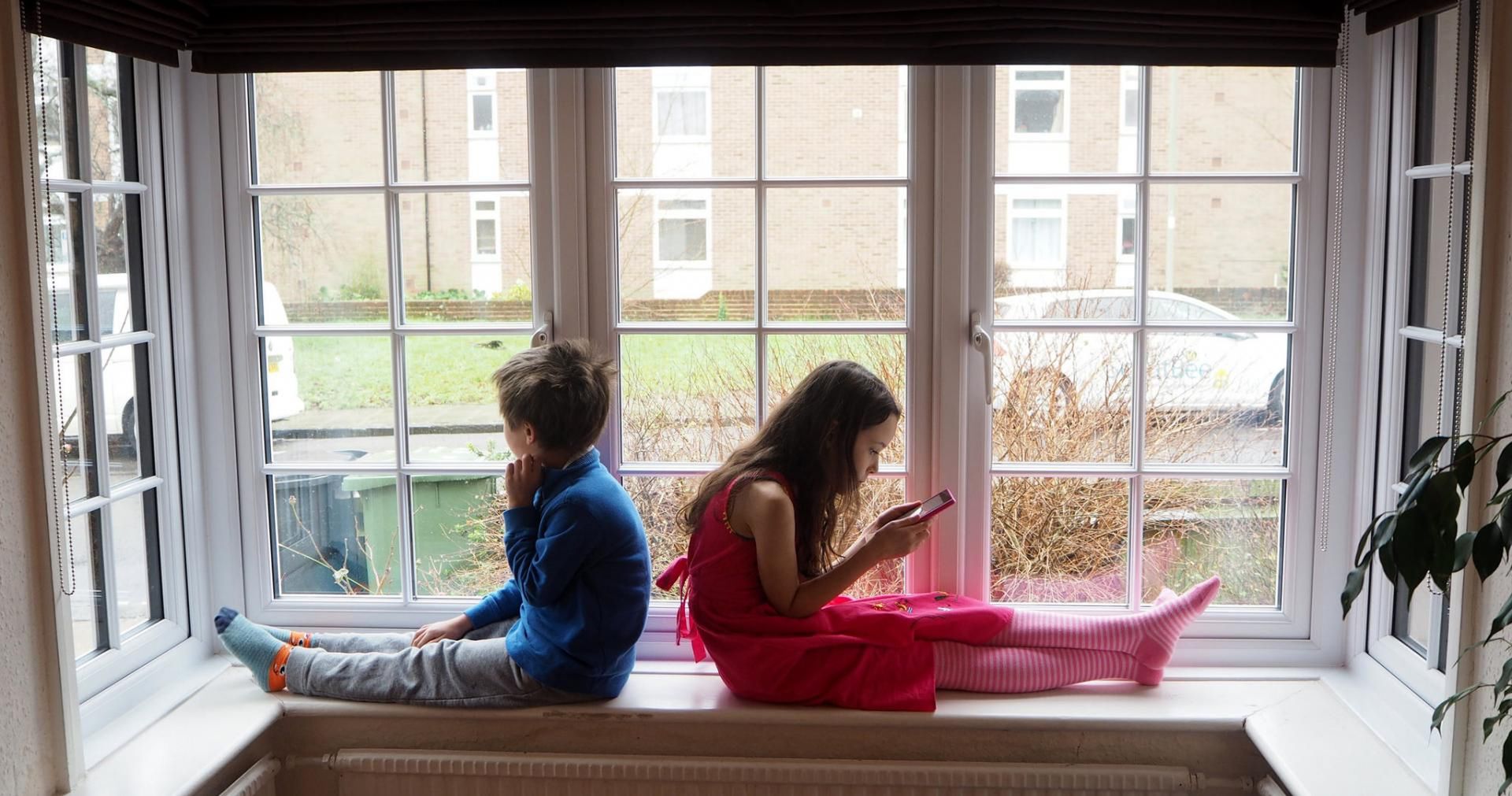 Drewniany parapet okna możemy pomalowac na dowolny kolor