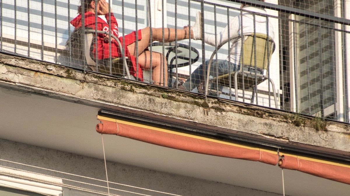 Savoir vivre na balkonie. Uważać należy nie tylko na pranie, inaczej grozi nam 500 zł mandatu