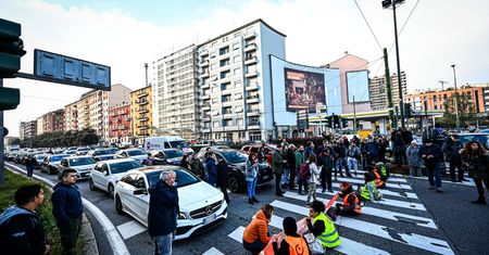 Przyklejają się do asfaltu. Włosi już mają na nich sposób