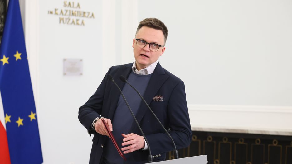 Warszawa, 16.01.2025. Marszałek Sejmu Szymon Hołownia podczas konferencji prasowej w Sejmie w Warszawie, 16 bm. Do Sejmu trafił wniosek prokuratury ws. uchylenia immunitetu Mateusza Morawieckiego w związku ze sprawą tzw. wyborów kopertowych. (mr) PAP/Leszek Szymański