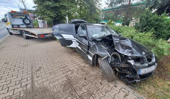 Groźny wypadek we Wrocławiu. BMW roztrzaskało się na słupie