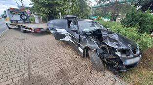 Groźny wypadek we Wrocławiu. BMW roztrzaskało się na słupie