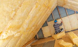 Ile kosztuje ocieplenie dachu? Przez te błędy ciepło ucieka z domu, a pieniądze z portfela