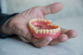 Czy w protezie można spać? Dentystka rozwiewa wątpliwości