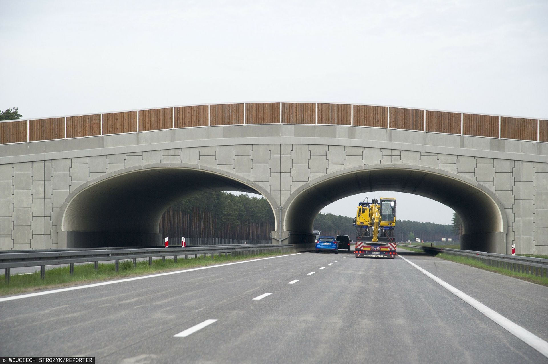 Skrajna nieodpowiedzialność. Dwaj mężczyźni maszerowali autostradą A2