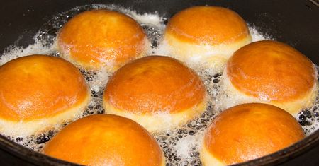 Na jakim oleju smażyć pączki? Kardiolog ma ważną radę
