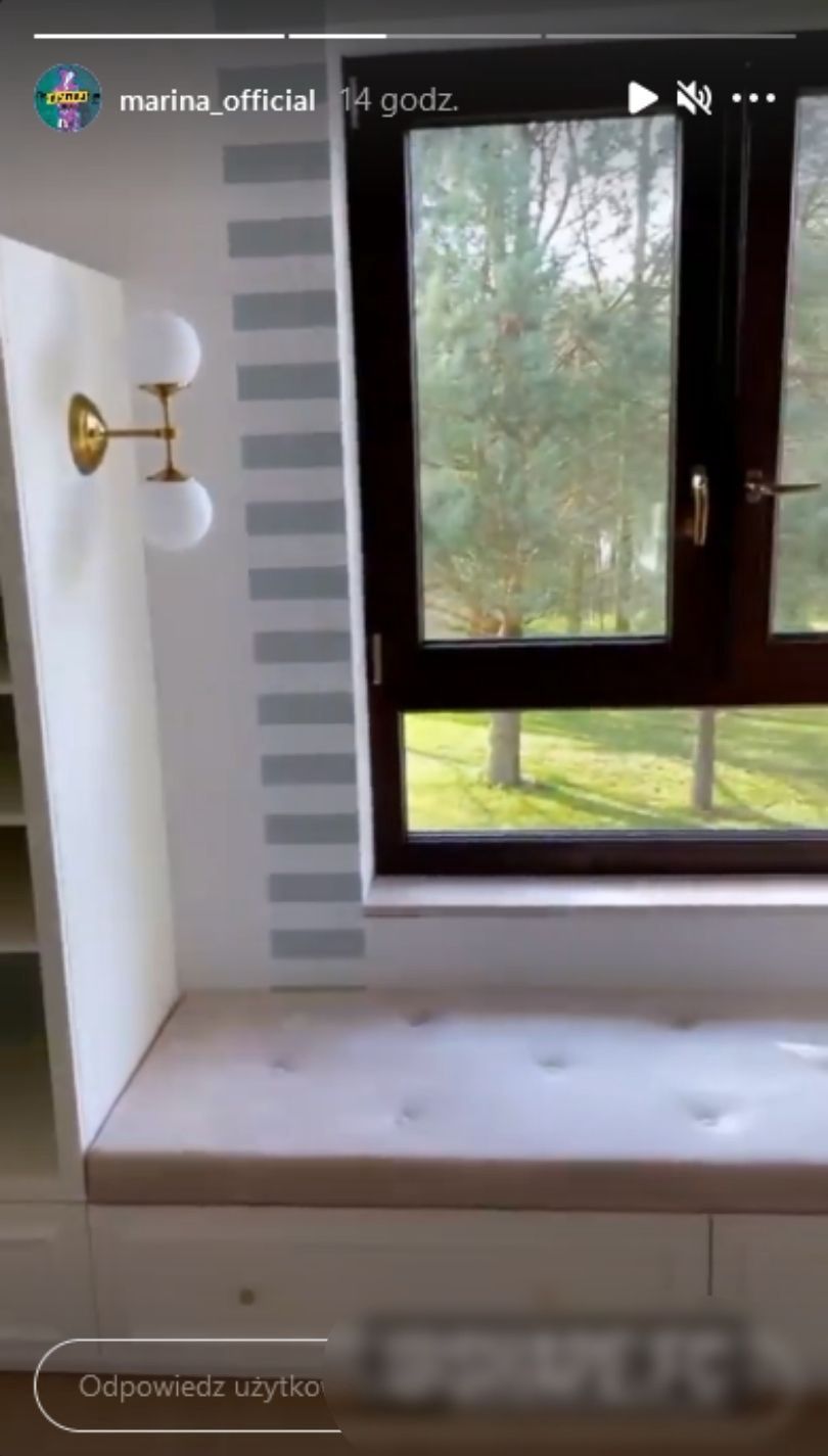 Marina Łuczenko prezentuje kolejne pomieszczenia w domu z windą