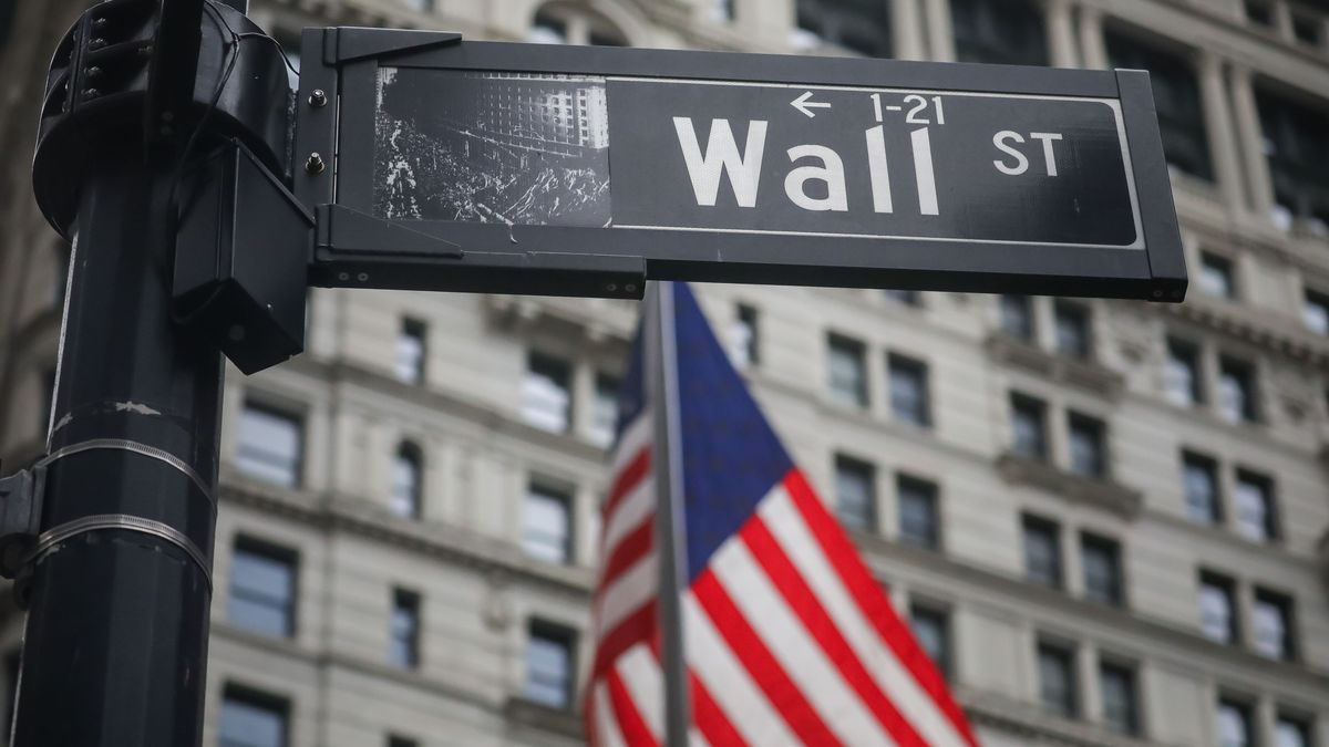 A Wall Street sign near the New York Stock Exchange (NYSE) in New York, US, on Thursday, May 22, 2025. A surge in long-term bond yields is once again threatening to upend a crowded hedge-fund bet that Treasuries will perform better than interest-rate swaps. Photographer: Michael Nagle/Bloomberg via Getty Images