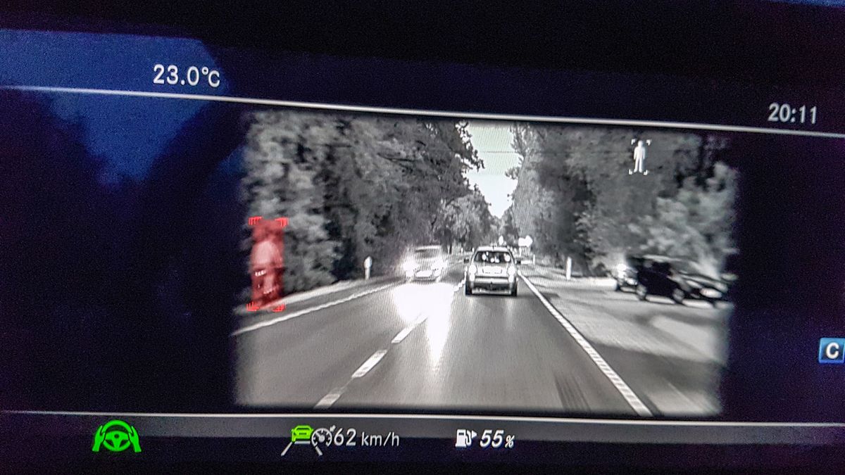 Kamera podczerwieni w Mercedesie Klasy S - dodatek kosztowny, ale zwiększający bezpieczeństwo w nocy