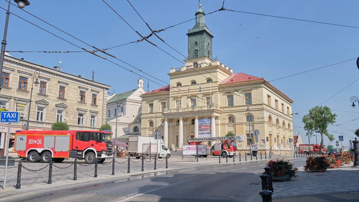 Strażacy przed Urzędem Miasta Lublin — alarm bombowy