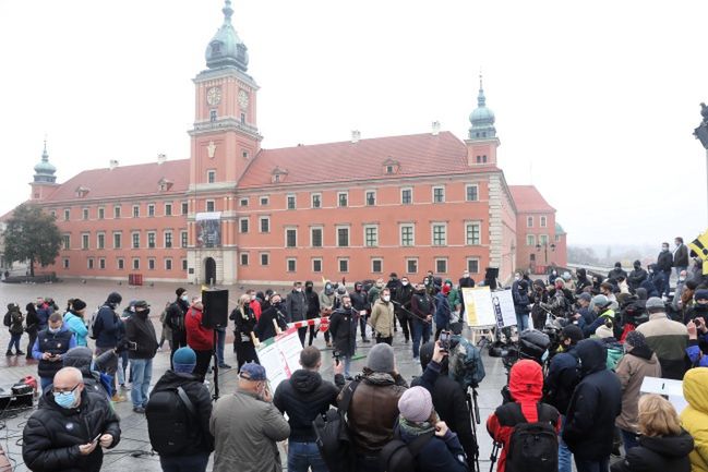 Protesty w Warszawie. Przedstawiciele branż eventowej, hotelowej, fitness i gastronomicznej podczas spotkania pod kolumną Zygmunta