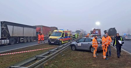 Karambol na S5. Są ranni, droga całkowicie zablokowana