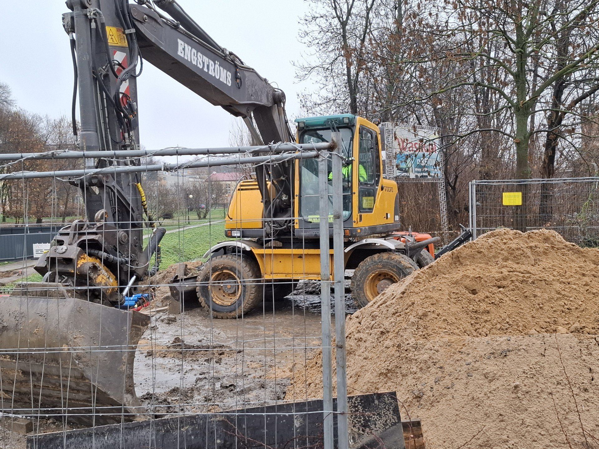 Kierowcy nadal nie pojadą odcinkiem ulicy Chrobrego w Radomiu, budowa mostu sprawia problem