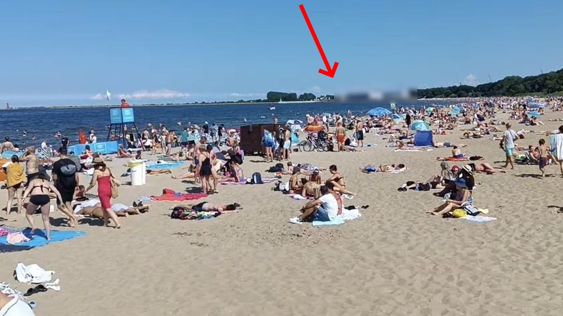 Z mola i plaży w Brzeźnie widać zabudowania portowe
