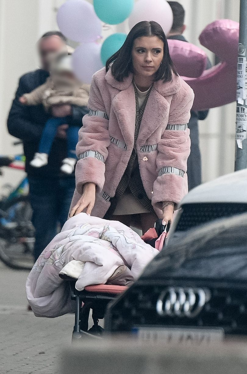 Klaudia Halejcio z mężem i córką opuszcza rodzinną imprezę