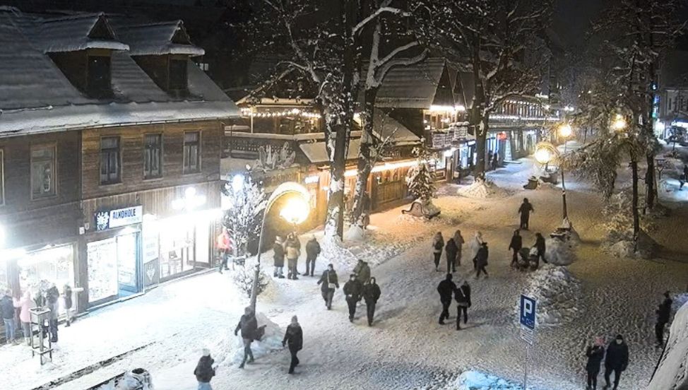 Był wieczór. Kamera uchwyciła taki widok na Krupówkach. Bajka