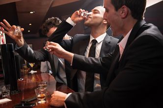 Alkoholicy wysokofunkcjonujący, czyli HFA. Tak piją ludzie sukcesu