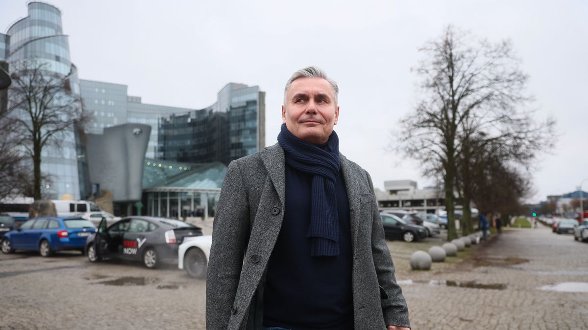Warszawa, 21.12.2023. Nowy prowadzący "Wiadomości" TVP, dziennikarz Marek Czyż przed budynkiem TVP przy ul. Woronicza w Warszawie, 21 bm. Szef MKiDN odwołał 19 grudnia br. dotychczasowych prezesów Zarządów Telewizji Polskiej, Polskiego Radia i Polskiej Agencji Prasowej i Rady Nadzorcze Spółek. (jm) PAP/Leszek Szymański