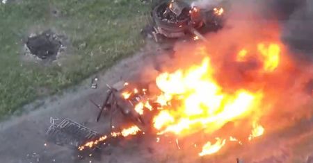 Ukraiński dron kontra czołg Rosjan. Wielka eksplozja i kula ognia na koniec
